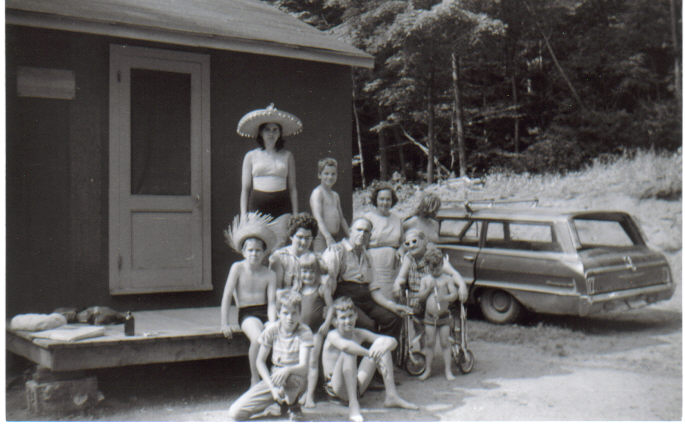 Visite de Donat Trépanier et son épouse Laura Lavoie ainsi que sa mere Anna Pilon/Lavoie au chalet des Bernier à Poltimore, Québec.